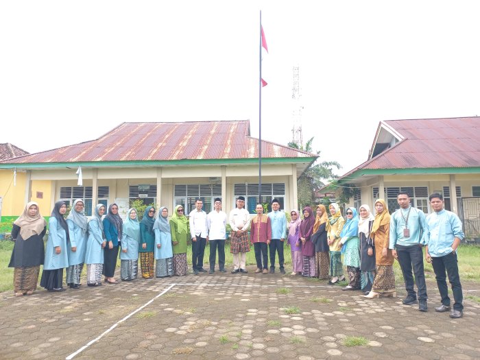 Sambut Hari Ulang Tahun Jambi, Warga MTsN 3 Muaro Jambi Kenakan Baju Kurung Melayu