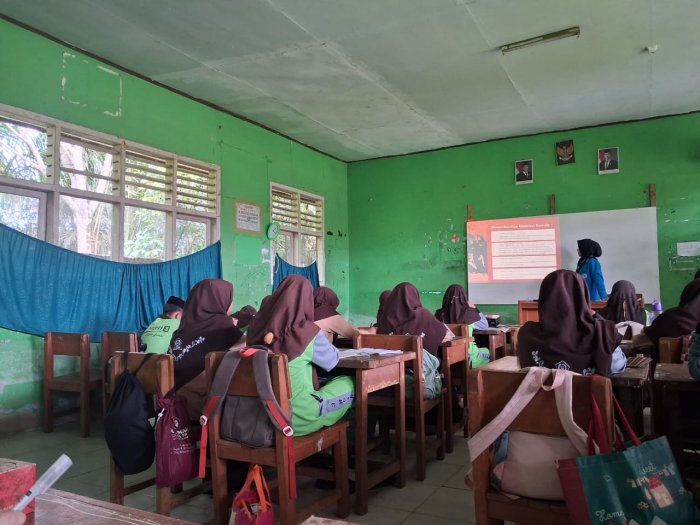 Salma, Mahasiswa PLP UIN STS Jambi Jalani Ujian Akhir di MTsN 3 Muaro Jambi