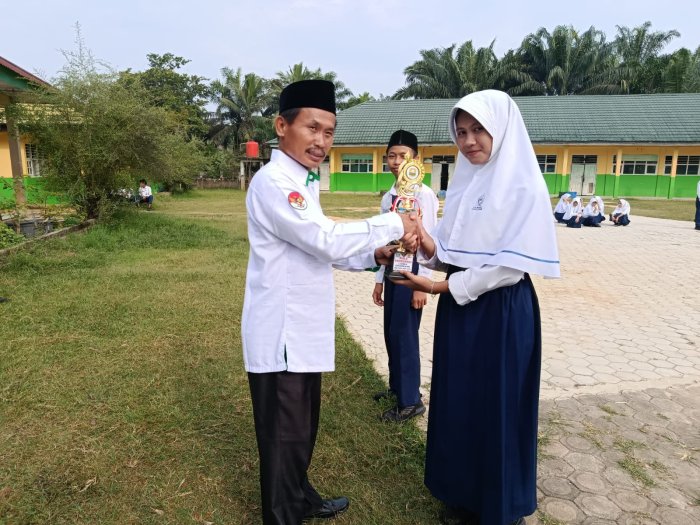 MTsN 3 Muaro Jambi Gelar Penyerahan Piala dan Piagam Prestasi Siswa