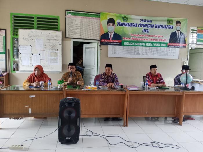 Air mata iringi acara  pisah sambut kepala MTs N 3 Muaro Jambi.