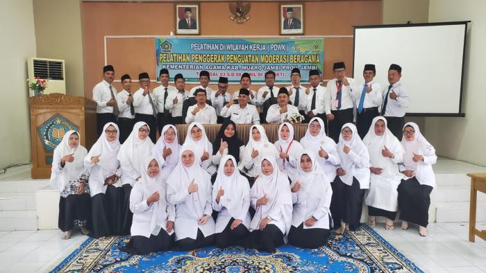 Kepala MTs N 3 Muaro Jambi dan 4 orang guru PAI mengikuti pelatihan Tentang Moderenisasi Beragama