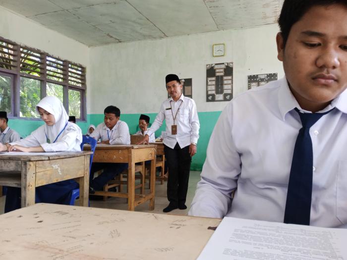 Walau Dalam Keadaan Berpuasa, Siswa Siswi MTs N 3 Muaro Jambi Tetap Melaksanakan Ujian Akhir Madrasah