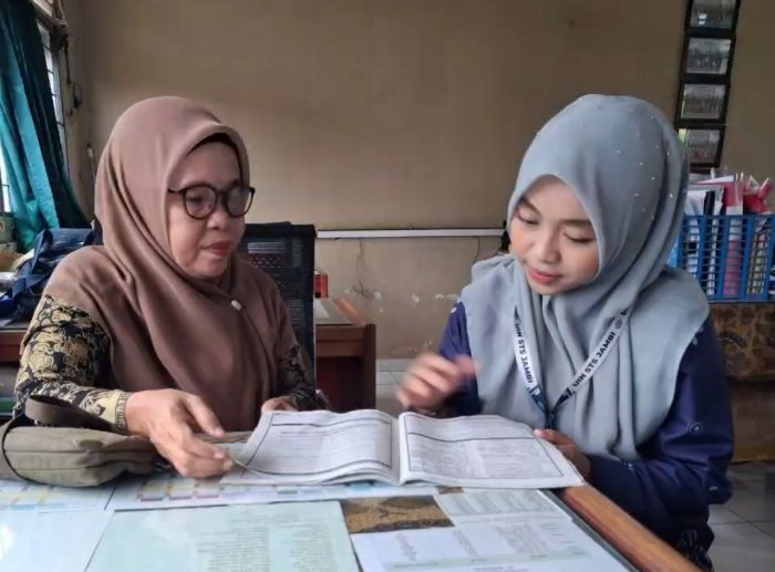 Mahasiswa PLP UIN STS Jambi Lakukan Konsultasi Pembelajaran SKI Bersama Guru Pamong Sri Agustini di MTsN 3 Muaro Jambi