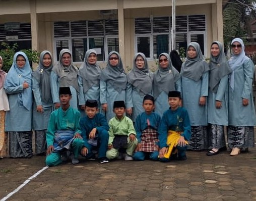 Guru, Staf, dan Siswa MTsN 3 Muaro Jambi Peringati Hari Santri Nasional 2025