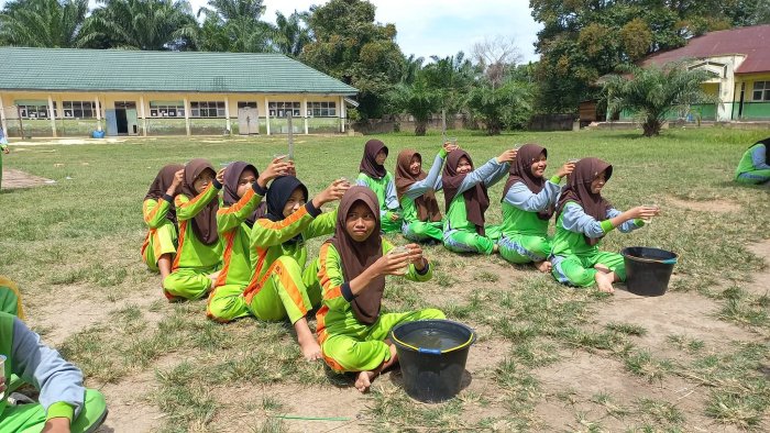 Lomba Estafet Air Jadi Penyemangat Siswa-Siswi MTsN 3 Muaro Jambi