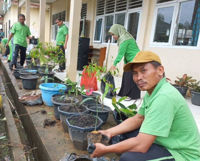 Tanam Pohon dan Bunga, MTsN 3 Muaro Jambi Percantik Lingkungan Madrasah