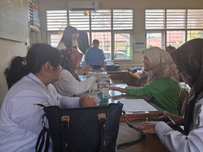 MTsN 3 Muaro Jambi dan Puskesmas Sengeti Gelar Cek Tensi, Kolesterol, dan Gula Darah Gratis untuk Guru dan Pegawai