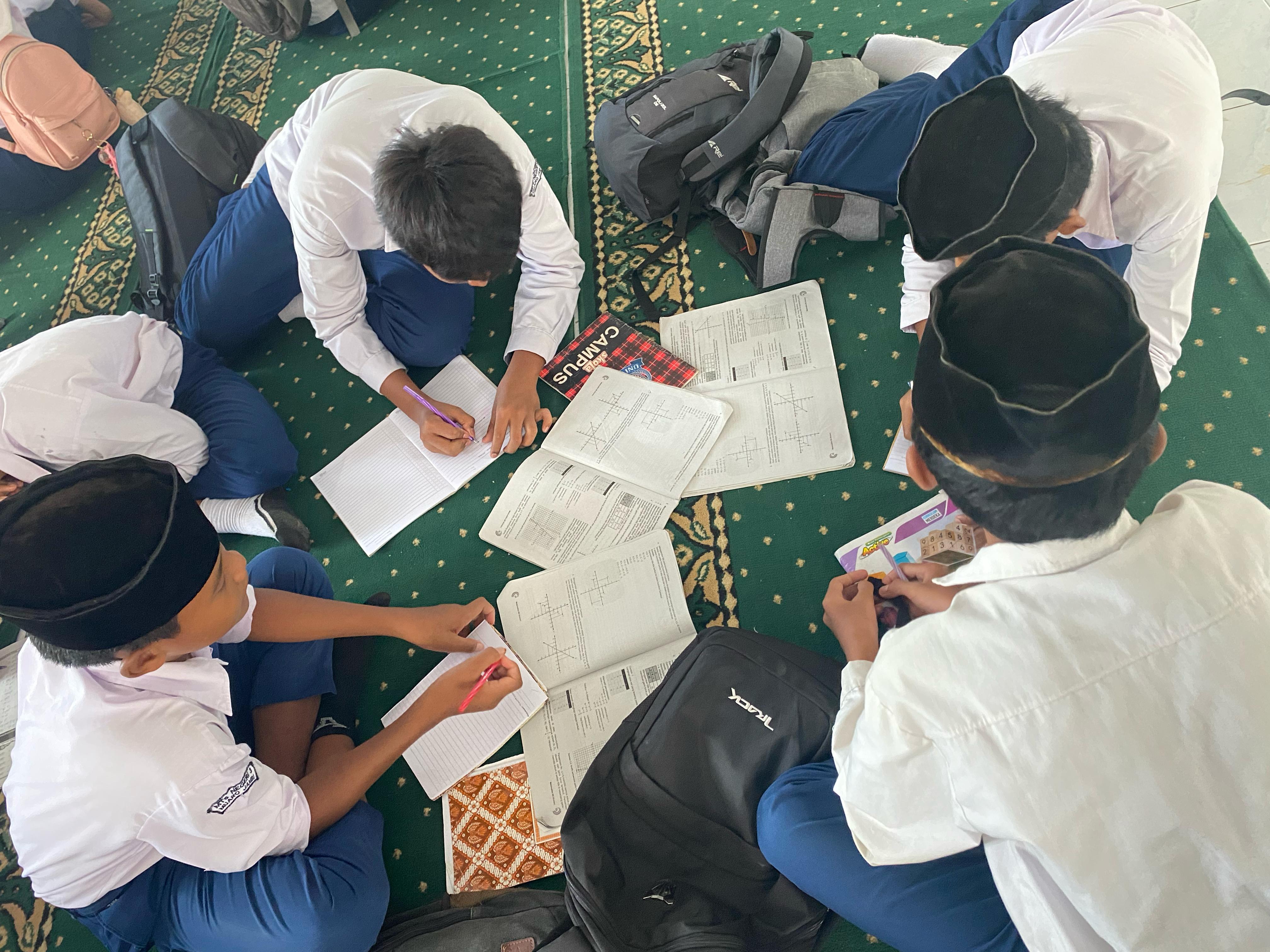 Hari Kelima Banjir di MTsN 3 Muaro Jambi, Siswa Tetap Belajar di Mushollah