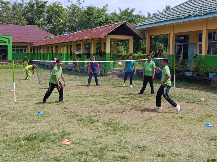 Olahraga Takraw Jadi Idola Guru-Guru Laki-Laki di MTsN 3 Muaro Jambi