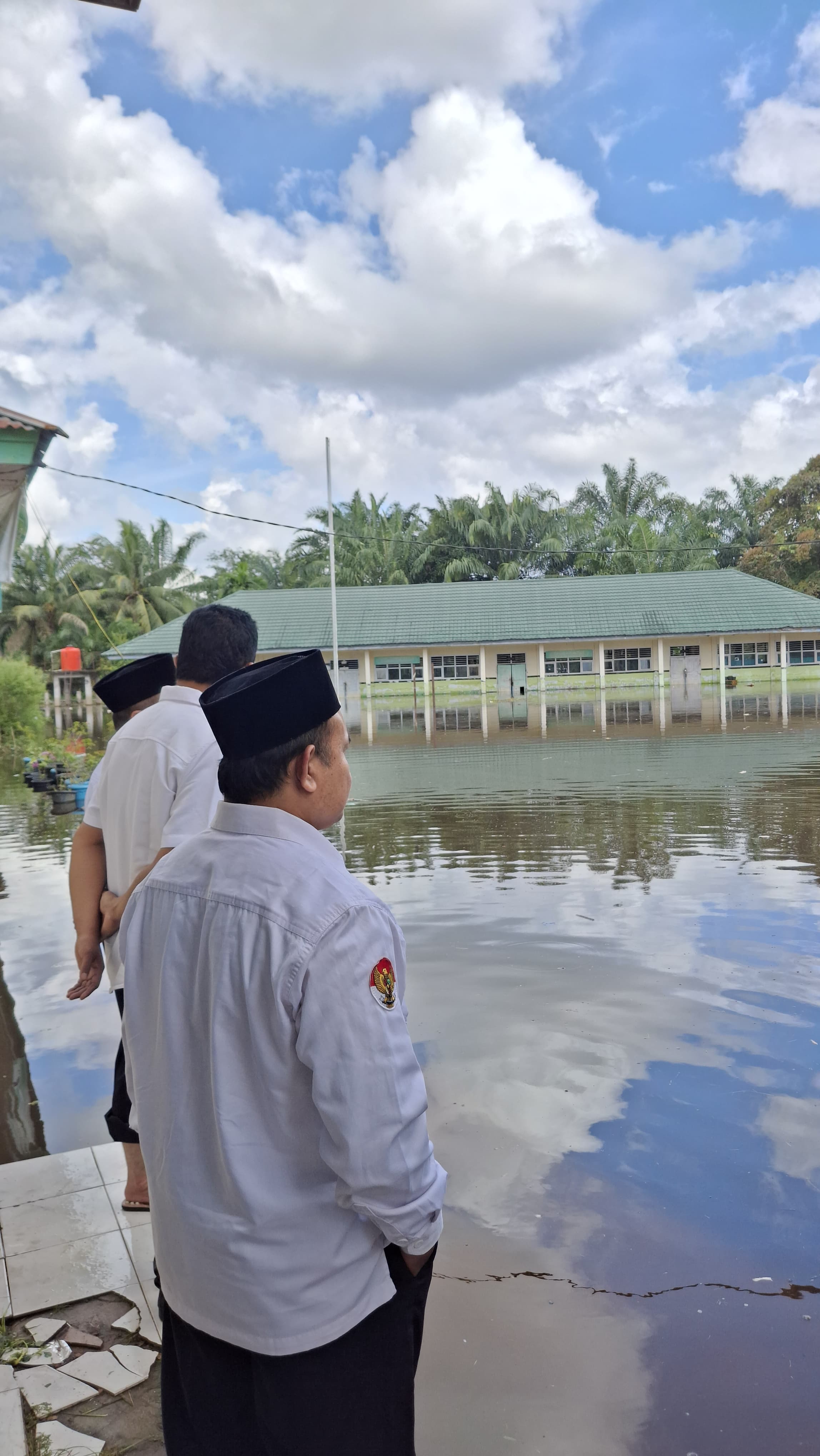 Pengawas Madrasah Bapak Makmun Tinjau Langsung Dampak Banjir di MTsN 3 Muaro Jambi