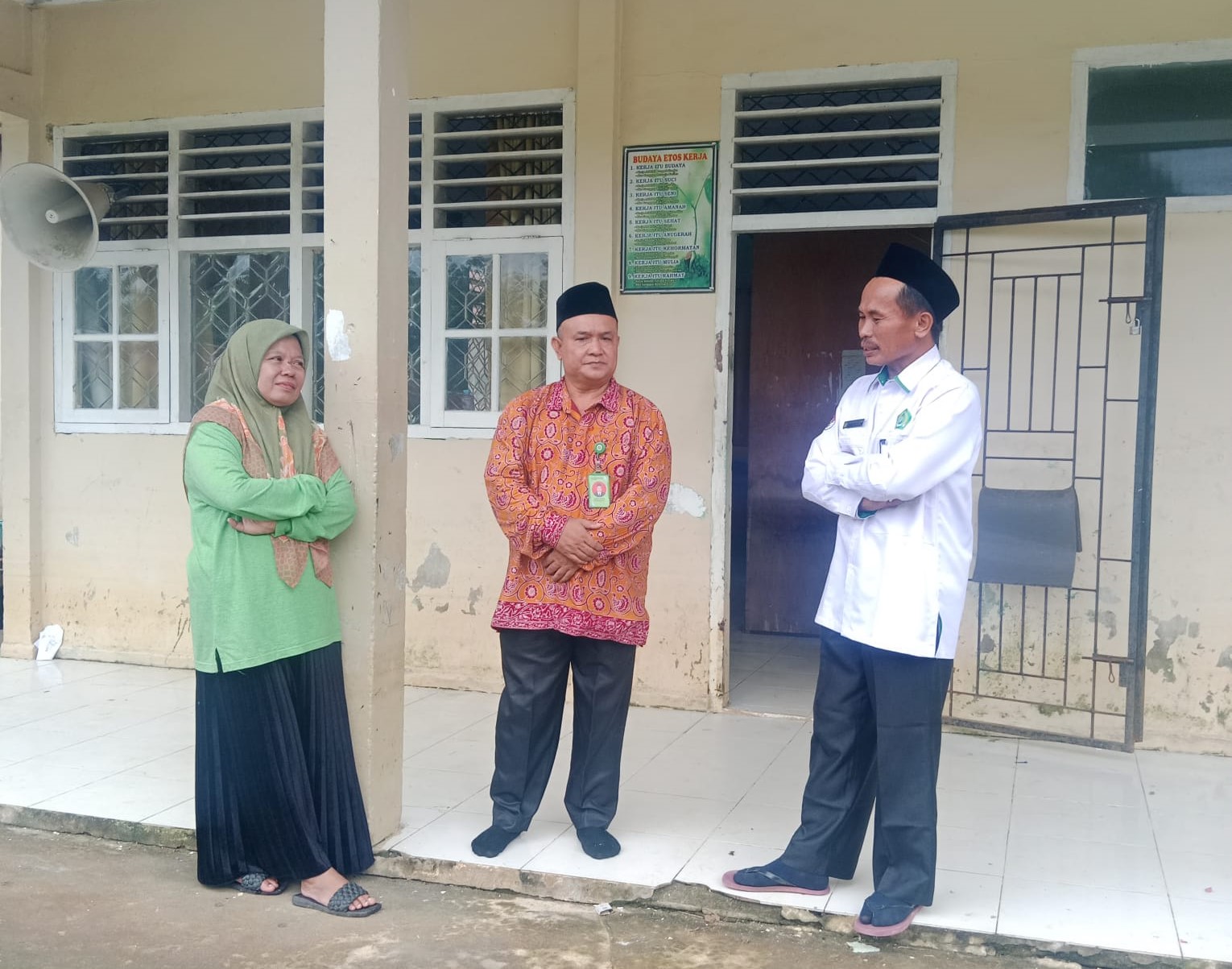 Hari Pertama Masuk Sekolah, MTsN 3 Muaro Jambi Sambut Kunjungan Pengawas Madrasah