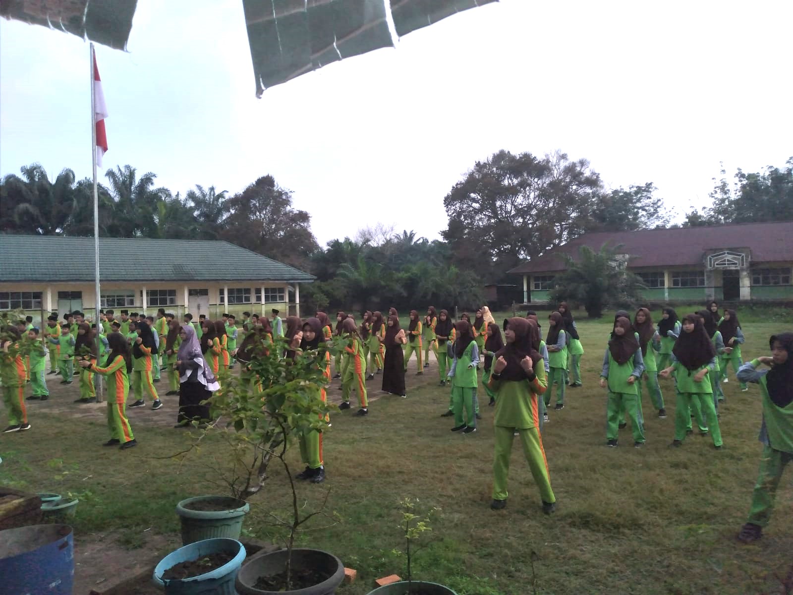 Siswa MTsN 3 Muaro Jambi Lakukan Pembiasaan Pagi Rabu dengan Senam Bersama