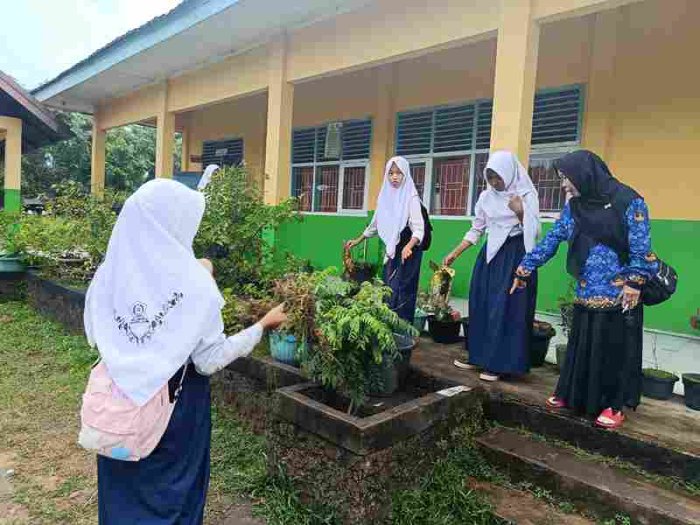 Menjelang Upacara Sumpah Pemuda, MTsN 3 Muaro Jambi Utamakan Kebersihan Lingkungan Madrasah