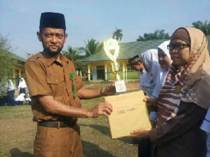 Serah terima Tropi Kemenangan