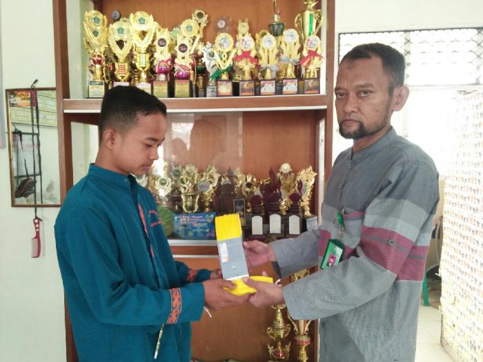 Bentuk Kepedulian Sekolah Terhadap Siswa,Pembagian Masker Dilakukan Secara GRATIS.!