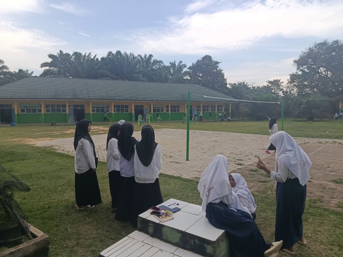 Mahasiswa PLP UIN STS Jambi Bantu Siswa MTsN 3 Muaro Jambi Latihan Upacara Peringatan Sumpah Pemuda