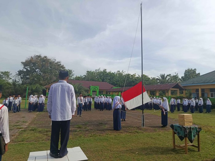 Tiga Siswi Pengibar Bendera Tampilkan Pesona Disiplin dan Kekompakan di MTsN 3 Muaro Jambi