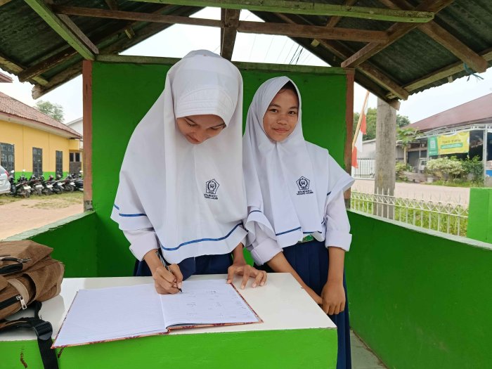 OSIM MTsN 3 Muaro Jambi Jalankan Tugas Piket dengan Disiplin: Catat Siswa Terlambat dan Layani Tamu yang Datang