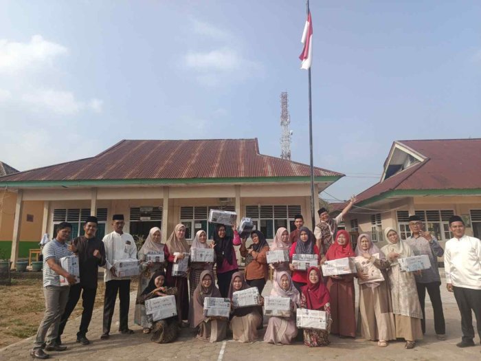 MTsN 3 Muaro Jambi Berikan Penghargaan bagi Pemenang Lomba HUT RI ke-81