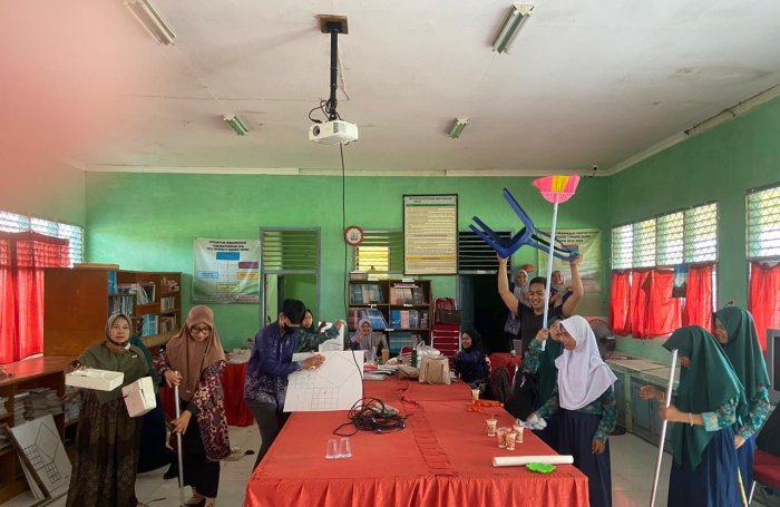 Mahasiswa PLP UIN STS Jambi Gelar Gotong Royong Bersama Kepala Laboratorium di MTsN 3 Muaro Jambi