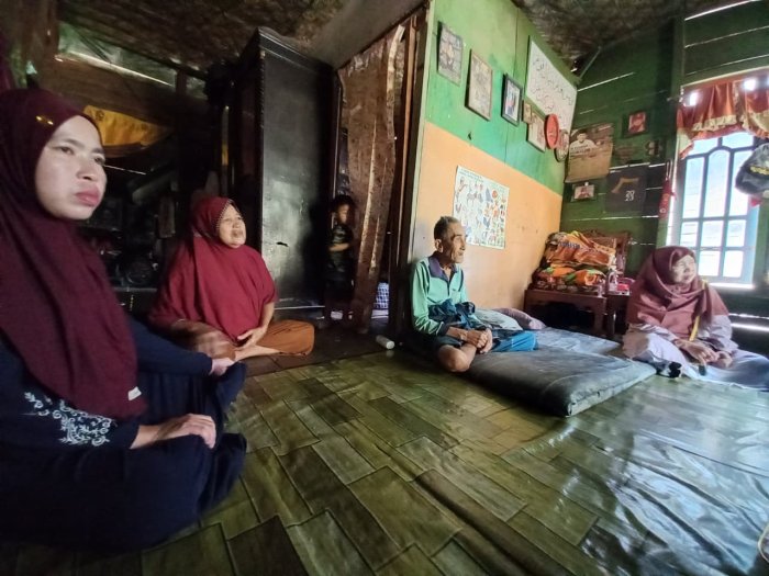 Guru MTsN 3 Muaro Jambi Jenguk Rekan Sejawat yang Sedang Sakit