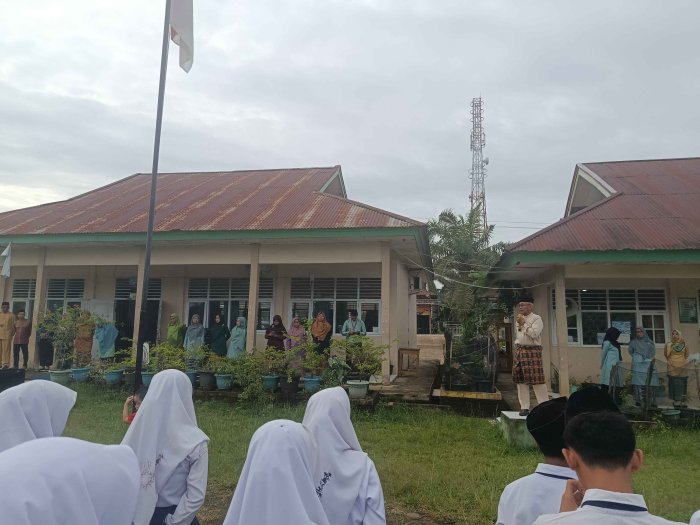 Apel Pagi Perdana, Kepala Madrasah Baru MTsN 3 Muaro Jambi Sampaikan Pengarahan dan Perkenalan