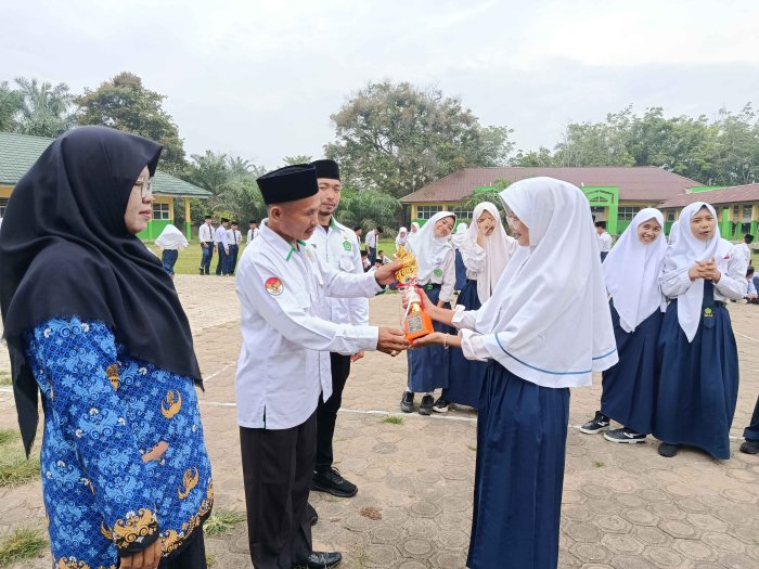 Tim Drumband Gema Citra Serahkan Piala Juara 2 SMAC 2025 kepada Kepala MTsN 3 Muaro Jambi