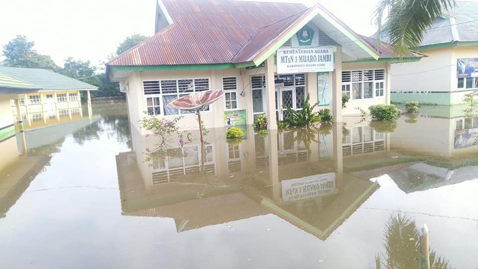 Banjir Melanda MTsN 3 Muaro Jambi,  Belum Ada Tanggapan dari Pihak Berwenang