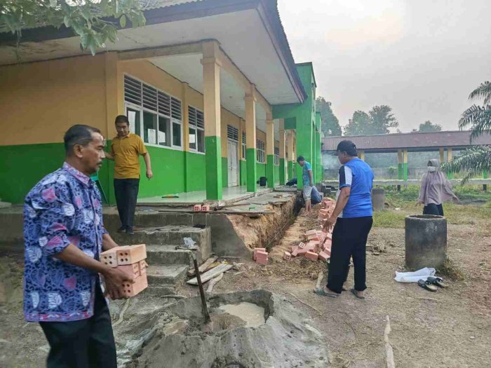Benahi Sarana, MTsN 3 Muaro Jambi Perbaiki Teras Amblas