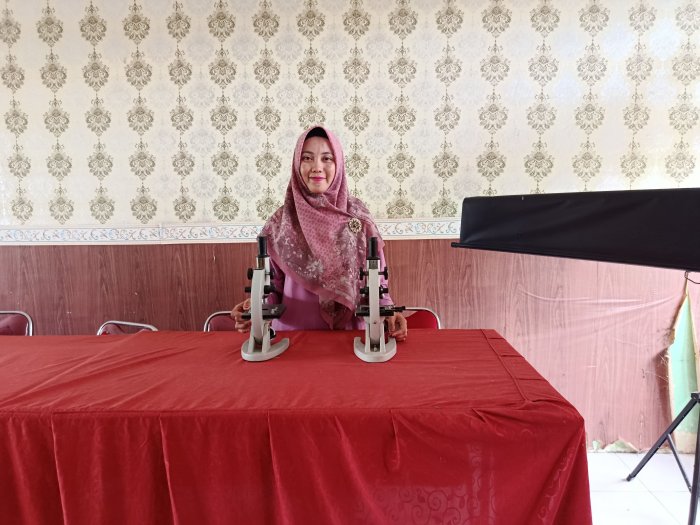 Laboran MTsN 3 Muaro Jambi, Ibu Eni Ayu Arnoni, S.Pd., Siap Dukung Pembelajaran Praktikum yang Berkualitas