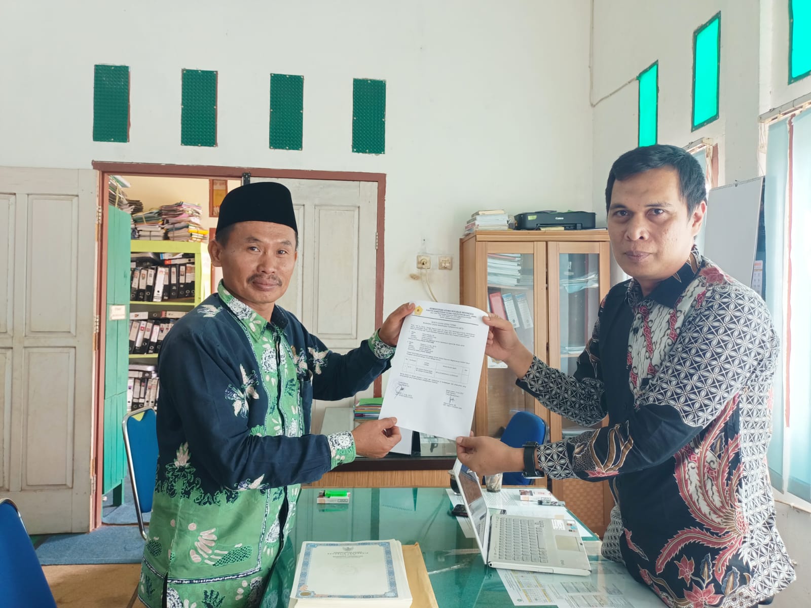 MTsN 3 Muaro Jambi Ikuti Penyerahan Blangko Ijazah Siswa Kelas IX Tahun Pelajaran 2024/2025 di Kemenag