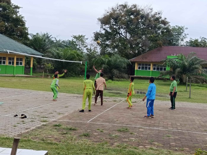 Latihan Voli Bersama Guru dan Siswa MTsN 3 Muaro Jambi, Seru dan Penuh Keakraban