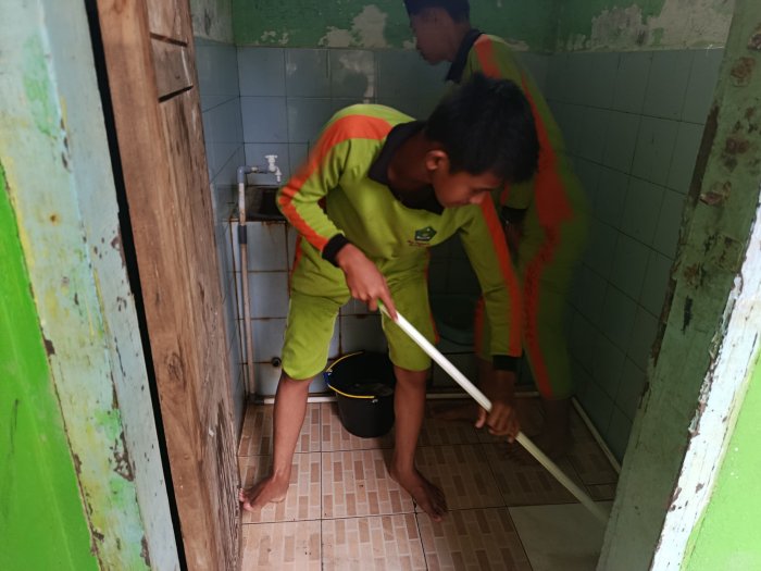 Tegakkan Disiplin, Siswa Terlambat Diberi Tugas Membersihkan Toilet Sekolah