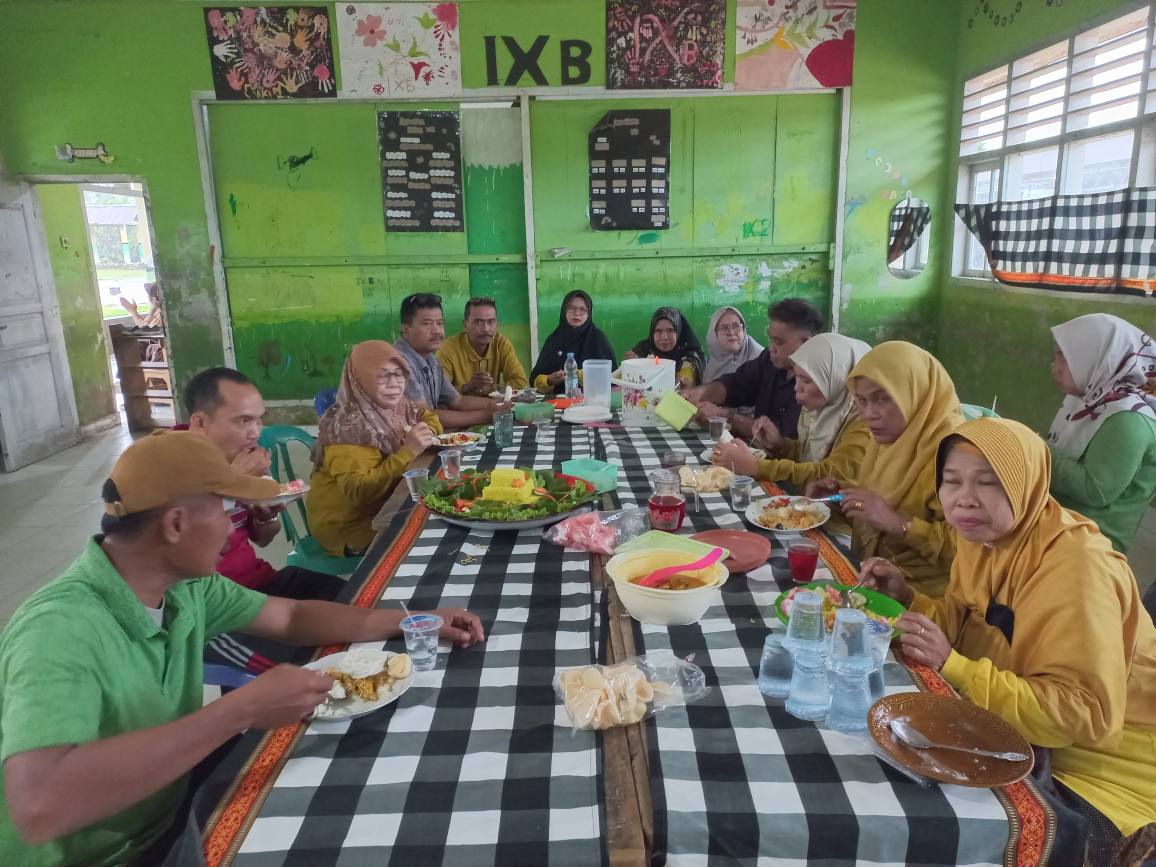 Guru Penilai Nikmati Hidangan Hasil Praktik Memasak Siswa Kelas IX MTsN 3 Muaro Jambi