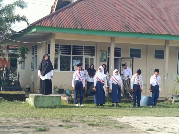 Pembina Upacara Tekankan Pentingnya Kerapian dan Disiplin Berpakaian di MTsN 3 Muaro Jambi