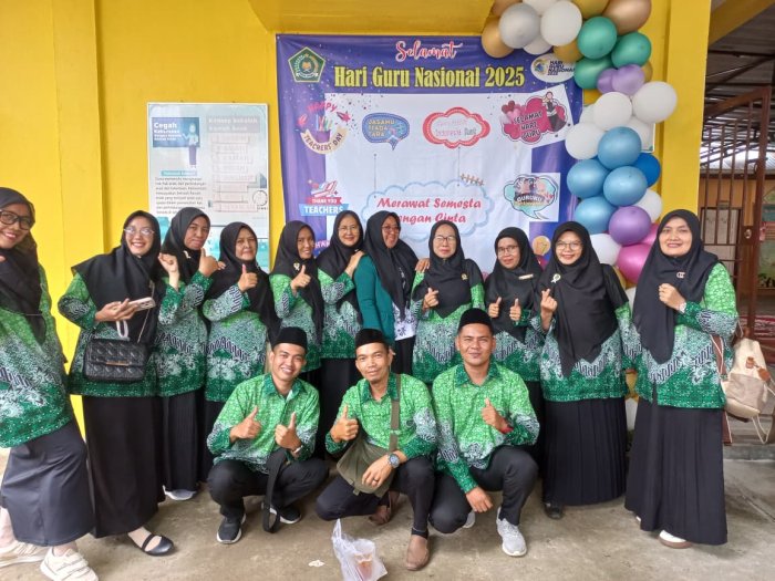 Guru MTsN 3 Muaro Jambi Ikuti Upacara Hari Guru di MIS Mathaliul Huda