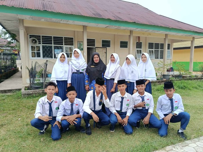 Petugas Upacara Hari Pahlawan Kelas IX C Foto Bersama Wali Kelas