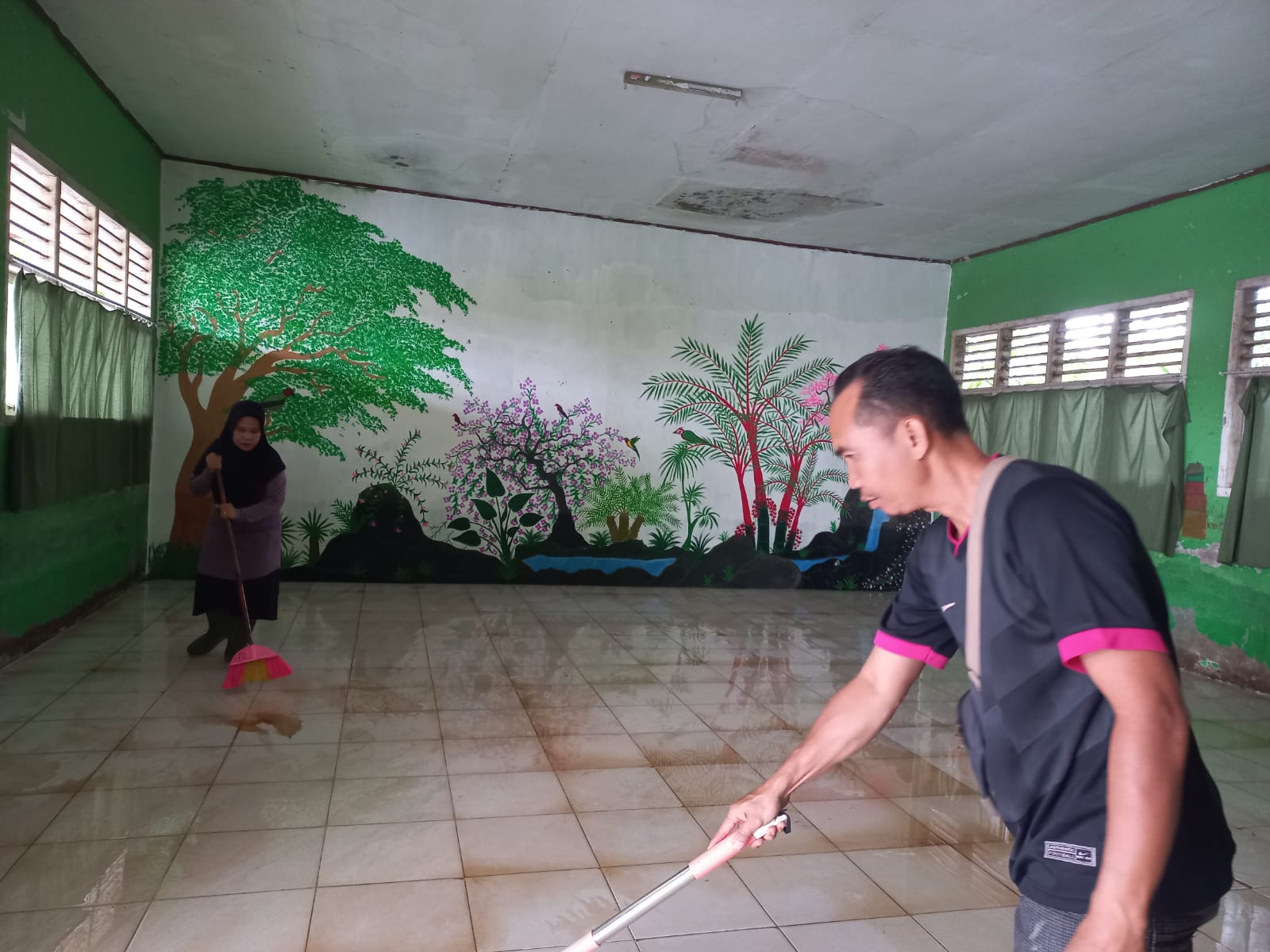 Guru MTsN 3 Muaro Jambi dan Waka Kesiswaan Bersihkan Kelas Pasca Banjir Saat Siswa Daring
