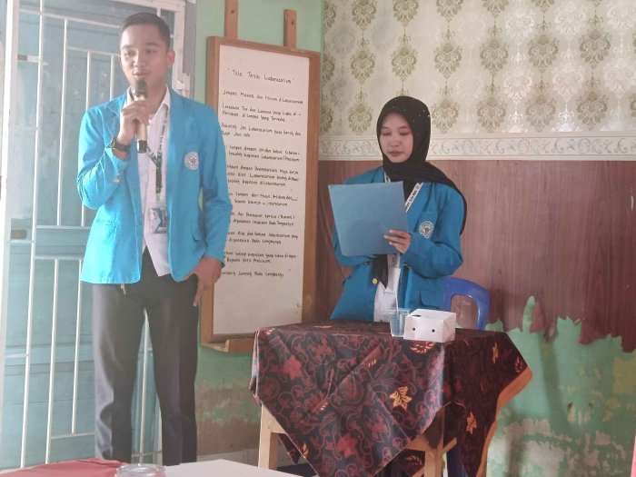 Hilman, Mahasiswa PLP, Pimpin Doa pada Acara Pelepasan PLP UIN STS Jambi di MTsN 3 Muaro Jambi
