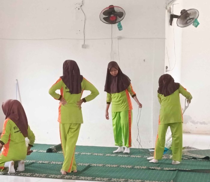OSIM MTsN 3 Muaro Jambi Tunjukkan Semangat Kebersamaan dalam Membersihkan Musholla