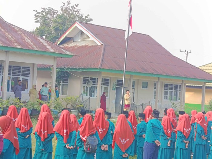 Waka Kesiswaan MTsN 3 Muaro Jambi Pimpin Upacara Peringatan Hari Ulang Tahun Jambi ke-69