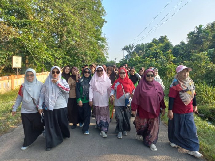 Jalan Sehat Akhir Bulan Wujudkan Semangat Kebersamaan di MTsN 3 Muaro Jambi