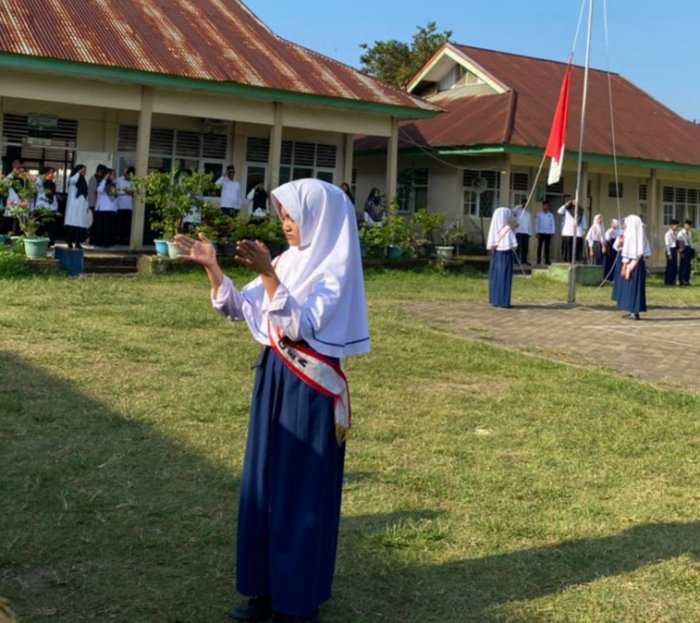 Wahyuni, Siswi Cantik yang Tampil Anggun dan Tegas Saat Memimpin Lagu Indonesia Raya