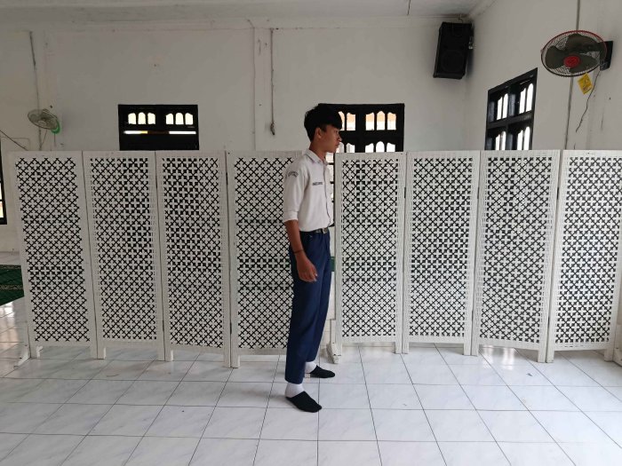 Wujud Nyata Infaq MTsN 3 Muaro Jambi: Karpet, Kipas Angin, dan Pembatas Sholat
