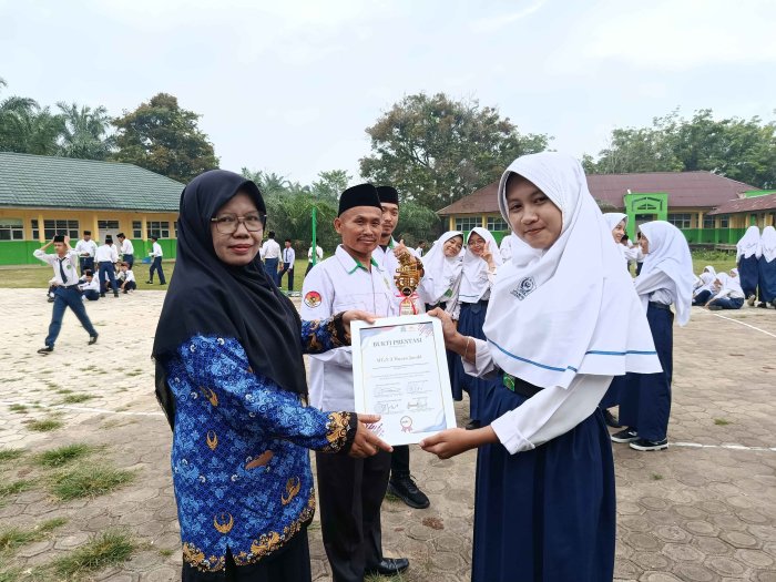 Drumband Gema Citra Serahkan Piagam Juara 2 kepada Kepala TU MTsN 3 Muaro Jambi