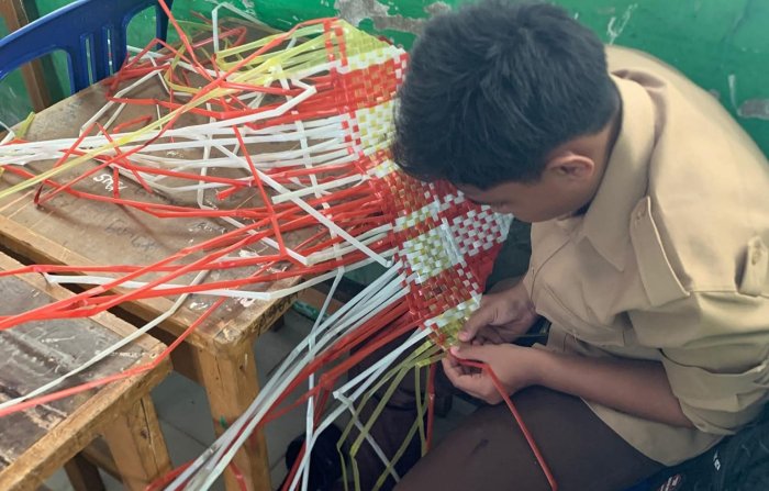 Kreatif dan Inspiratif! Siswa MTsN 3 Muaro Jambi Sulap Pipet Bekas Jadi Tikar Cantik