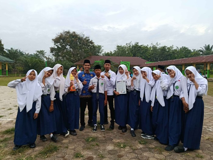 Pembina dan Guru Pendamping Berfoto Bersama Tim Drumband Gema Citra MTsN 3 Muaro Jambi, Wujud Kebanggaan dan Kekompakan