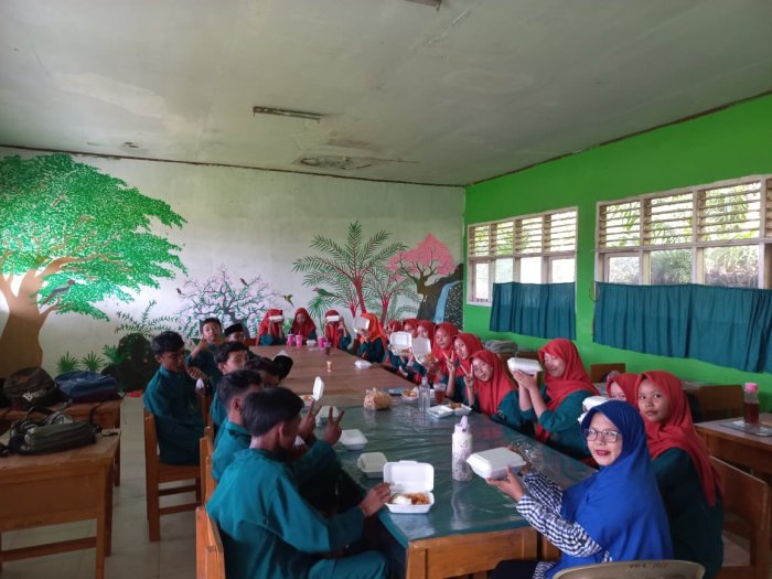 Sebelum Program MBG Hadir, Siswa Kelas 8A MTsN 3 Muaro Jambi Gelar Makan Bersama Wali Kelas
