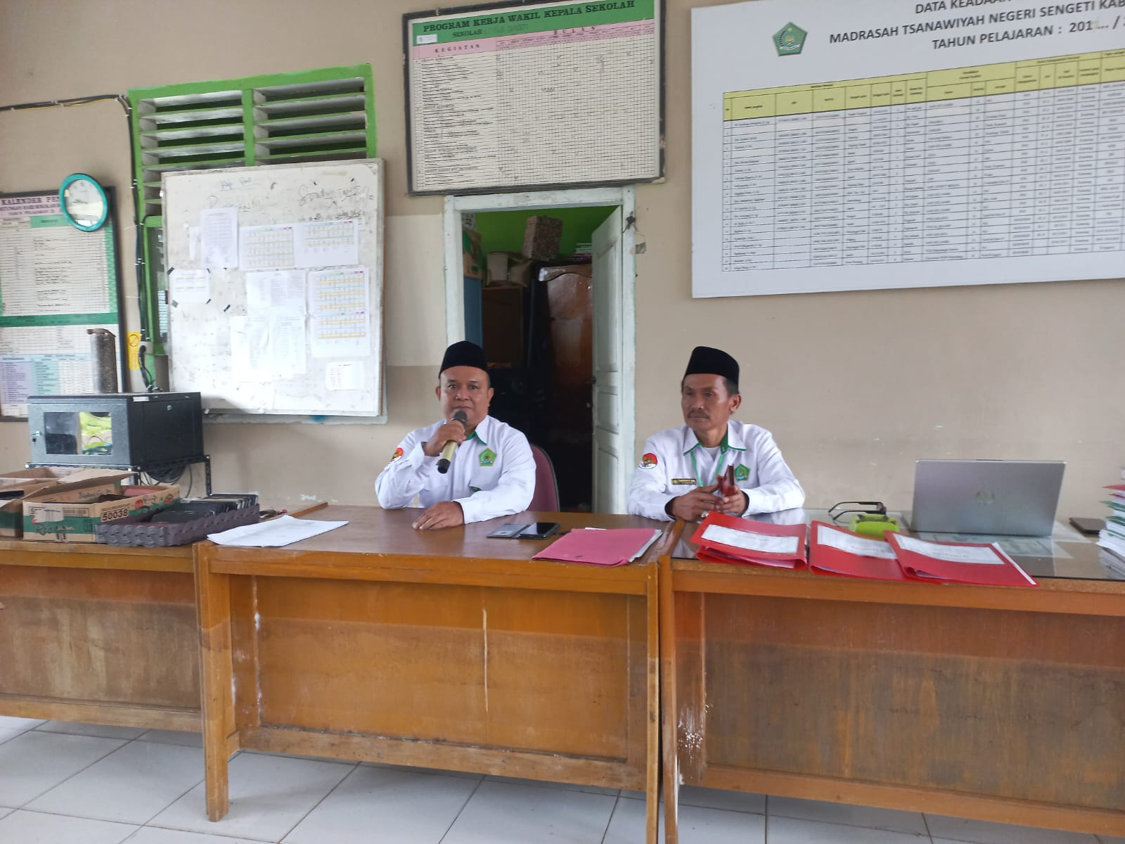 Pengawas Madrasah Bapak Makmun Lakukan Monev Ujian Madrasah Kelas IX di MTsN 3 Muaro Jambi Tahun Pelajaran 2024/2025