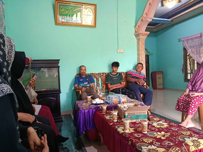 Guru MTsN 3 Muaro Jambi Laksanakan Home Visit ke Rumah Siswa